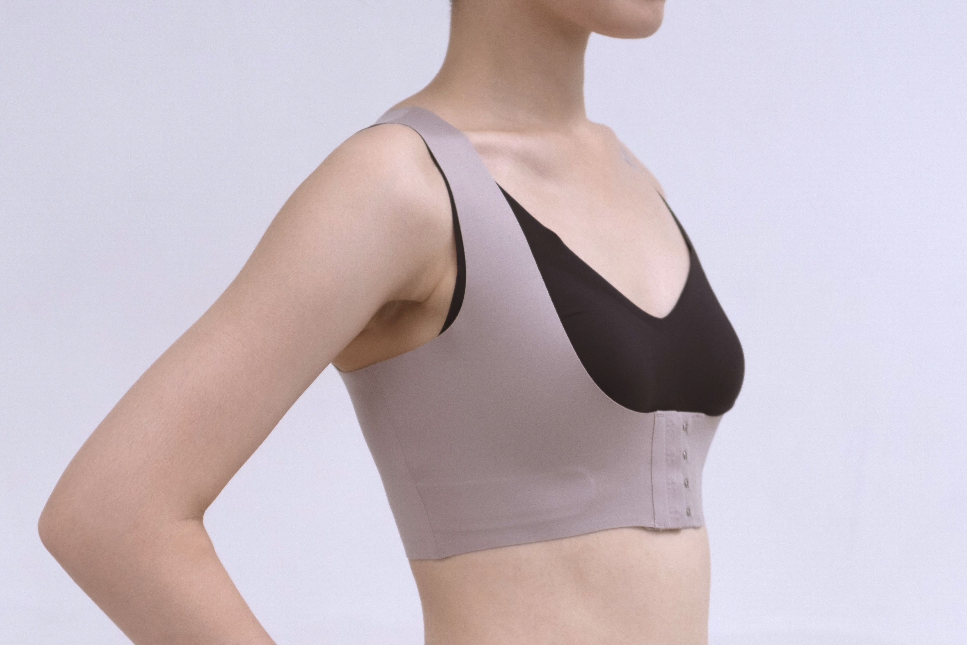 あばらから姿勢を整える無縫製のスタイルUPサポーター